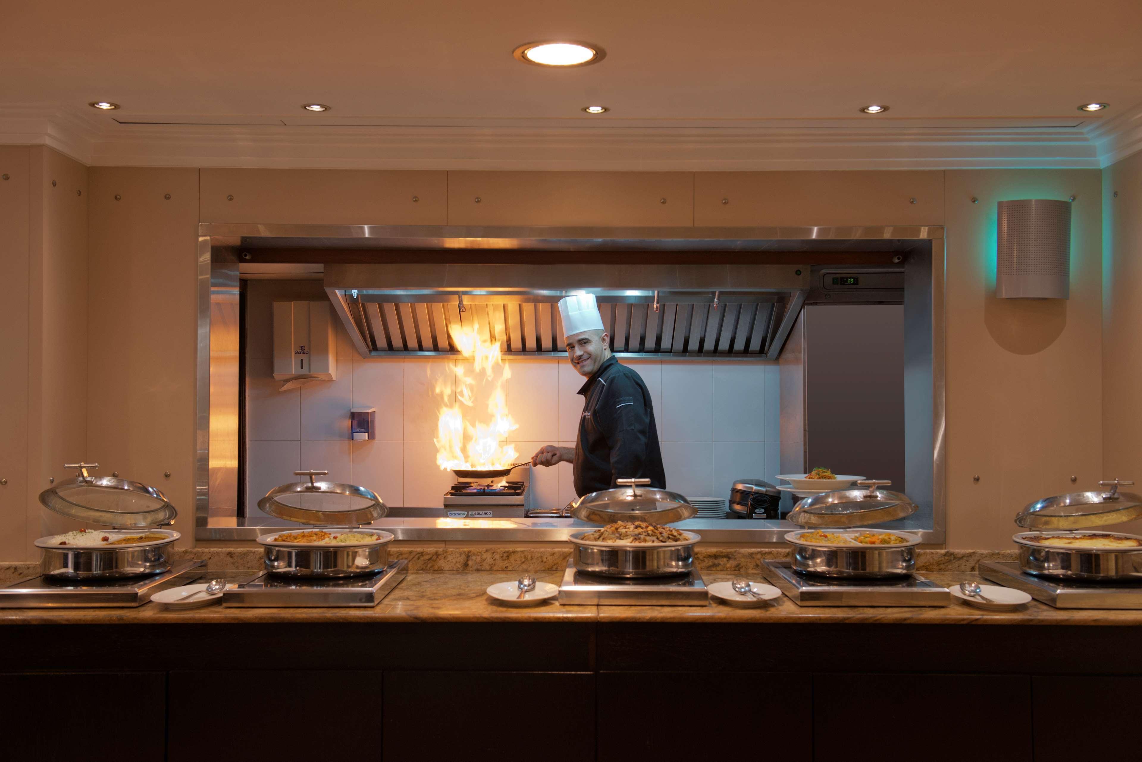 Hotel Radisson Blu Martinez Bejrút Exteriér fotografie A live kitchen at a hotel