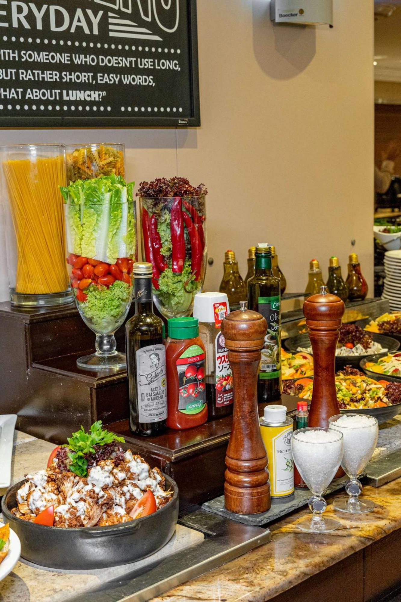Hotel Radisson Blu Martinez Bejrút Exteriér fotografie A salad bar