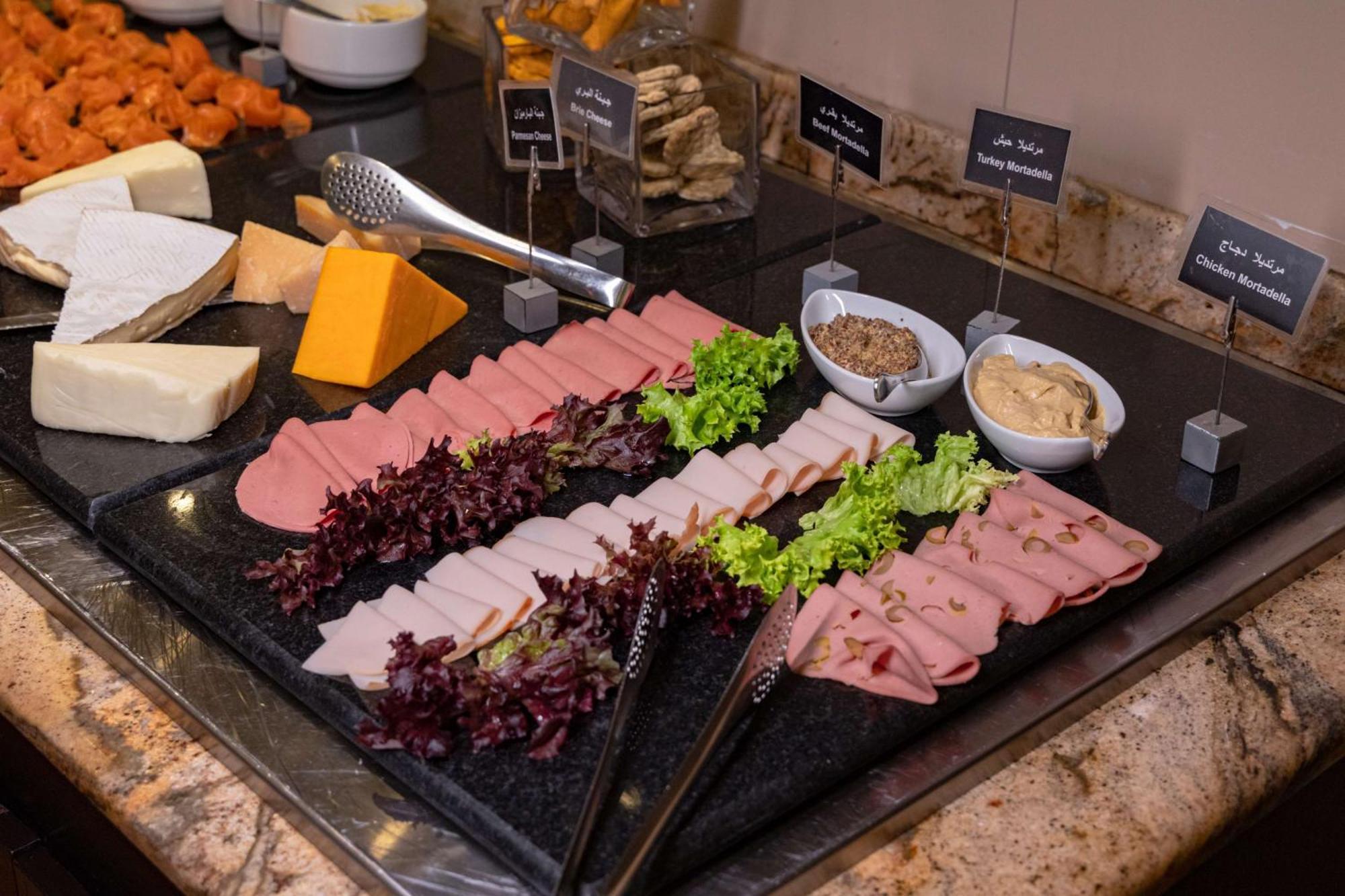 Hotel Radisson Blu Martinez Bejrút Exteriér fotografie A selection of cold cuts