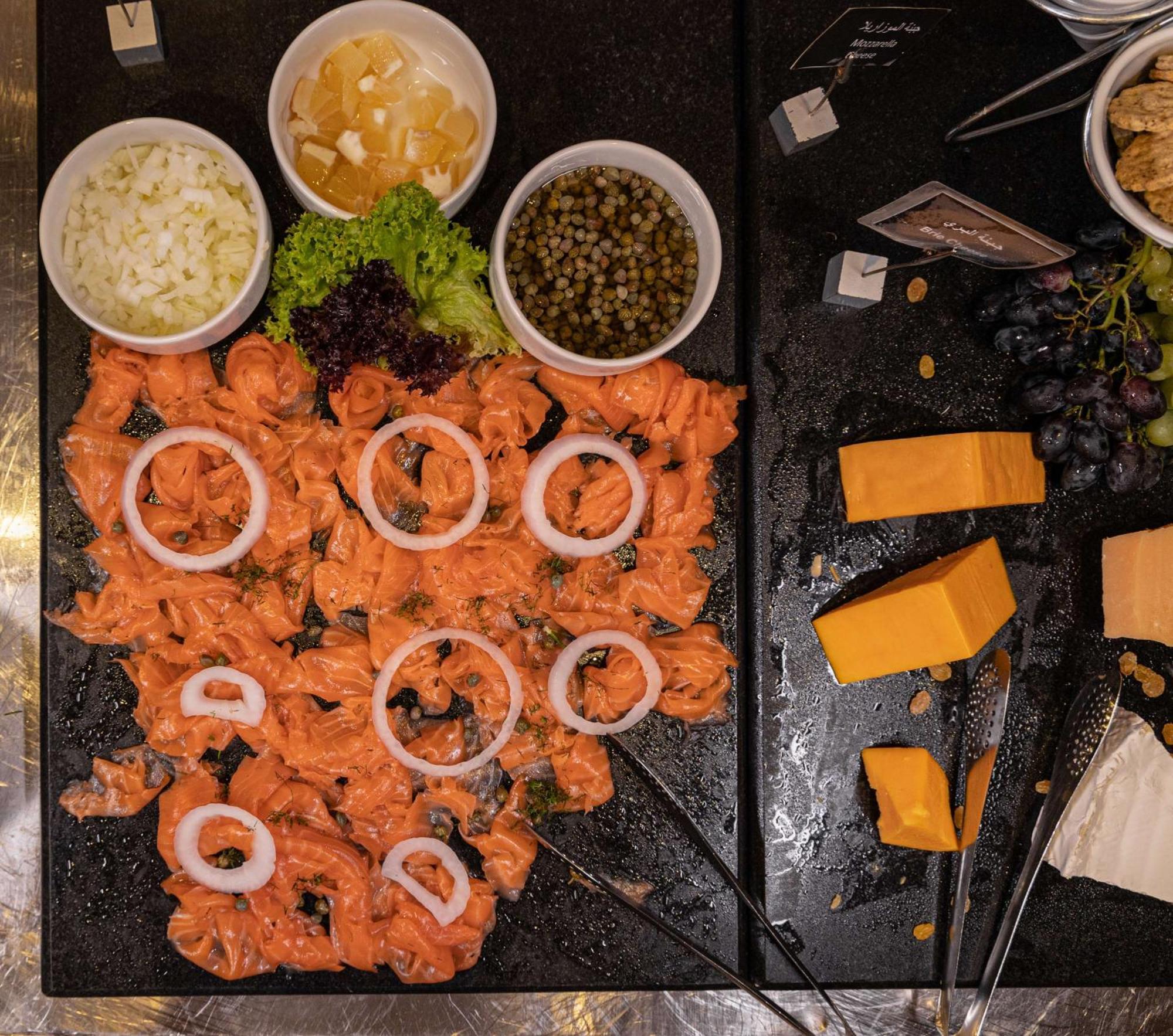 Hotel Radisson Blu Martinez Bejrút Exteriér fotografie Salmon sashimi