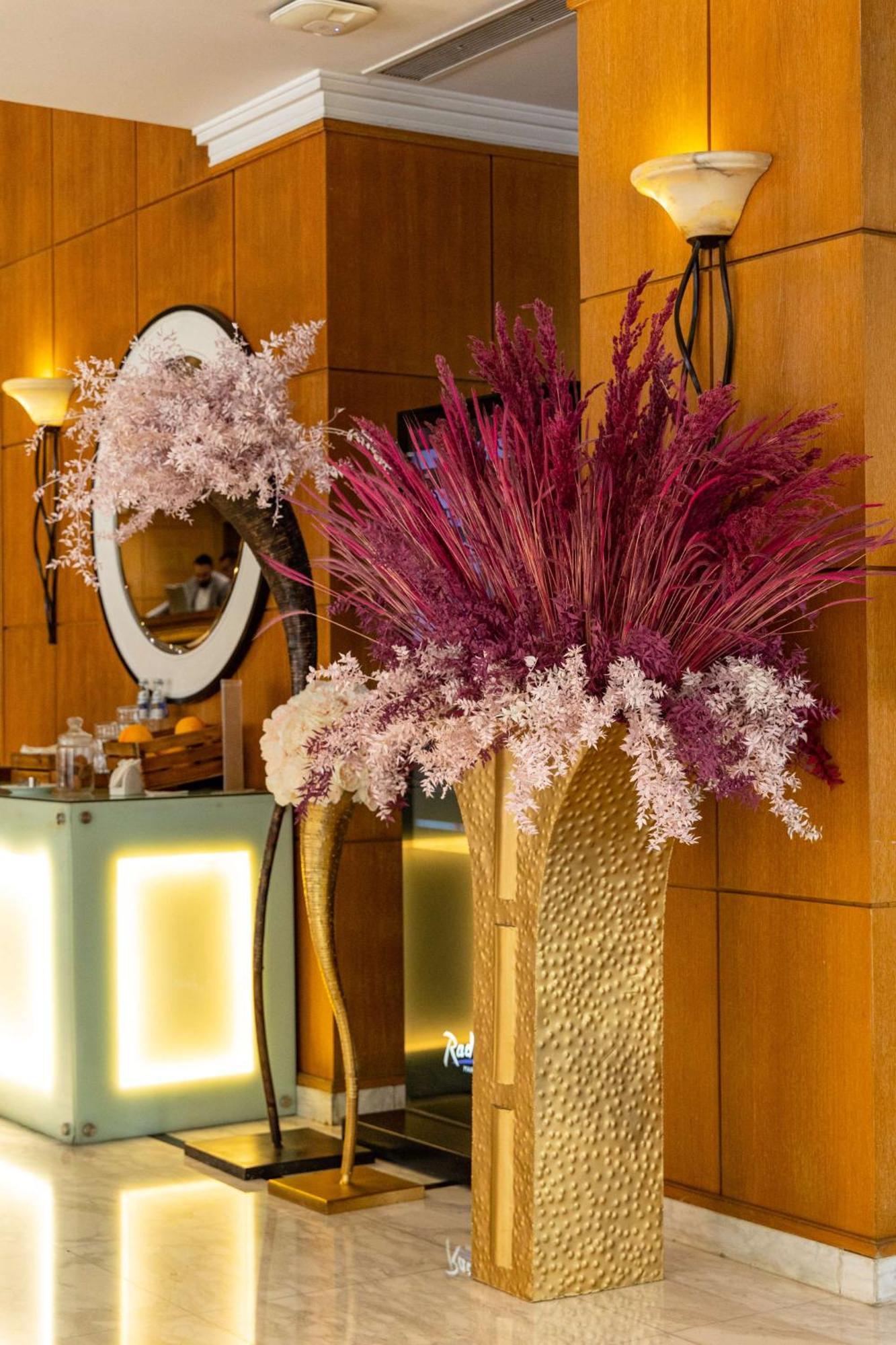 Hotel Radisson Blu Martinez Bejrút Exteriér fotografie Dried flowers in a vase