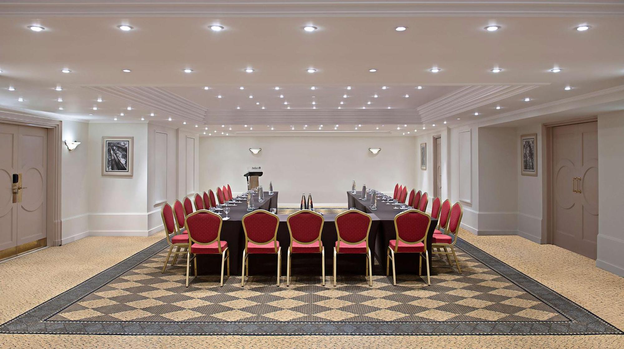 Hotel Radisson Blu Martinez Bejrút Exteriér fotografie The boardroom at the London Marriott Grand Ballroom