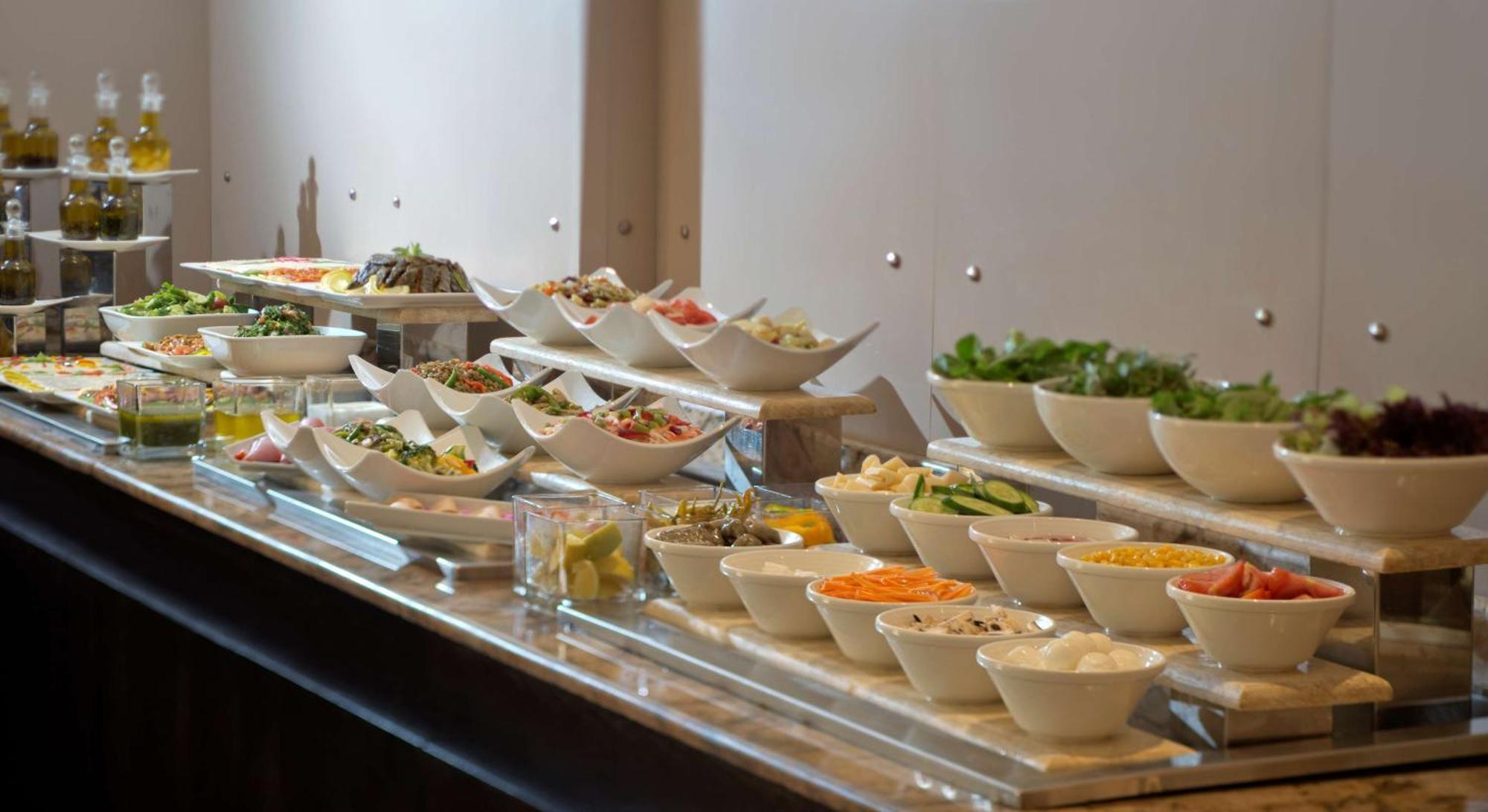 Hotel Radisson Blu Martinez Bejrút Exteriér fotografie A salad bar
