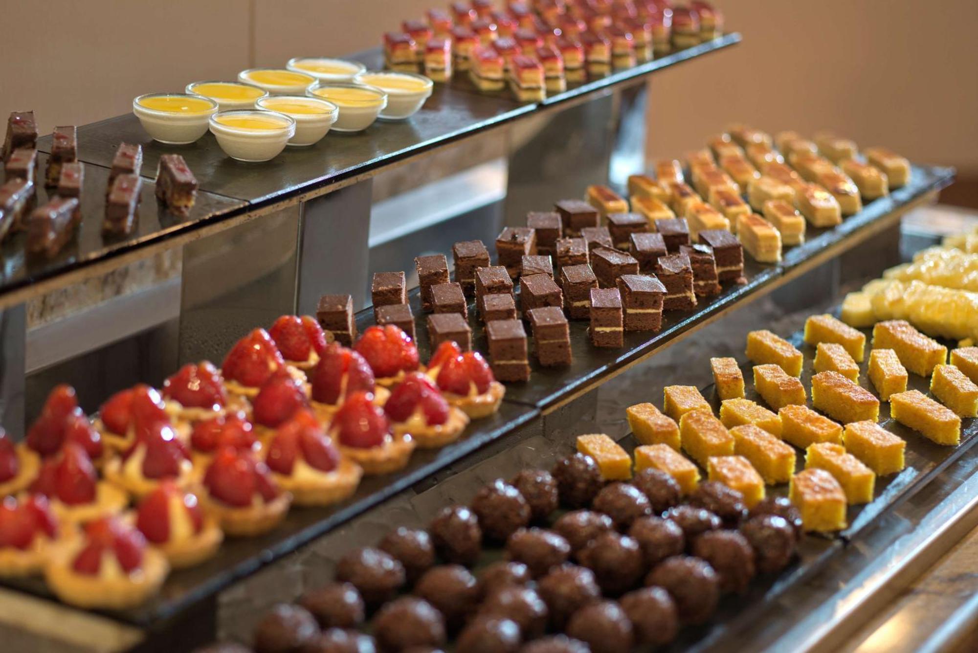 Hotel Radisson Blu Martinez Bejrút Exteriér fotografie A selection of petits fours
