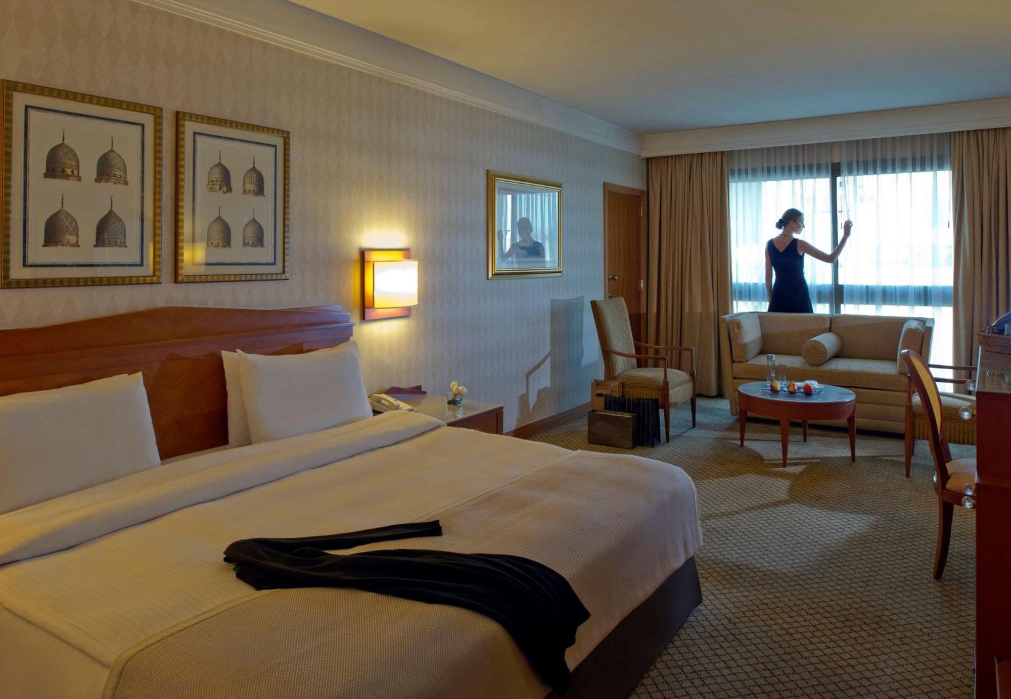 Hotel Radisson Blu Martinez Bejrút Exteriér fotografie A maid cleaning a hotel room