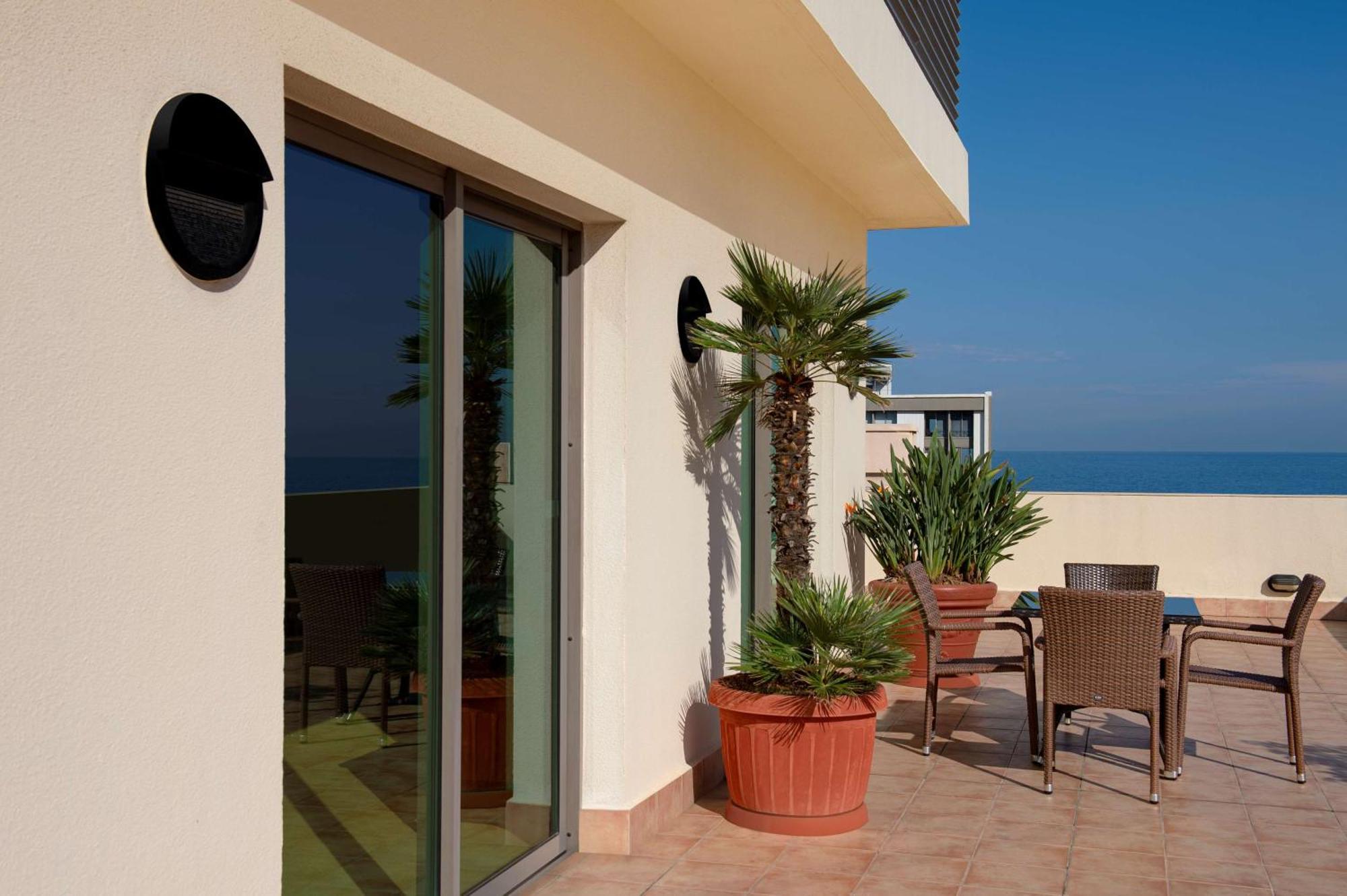 Hotel Radisson Blu Martinez Bejrút Exteriér fotografie A balcony