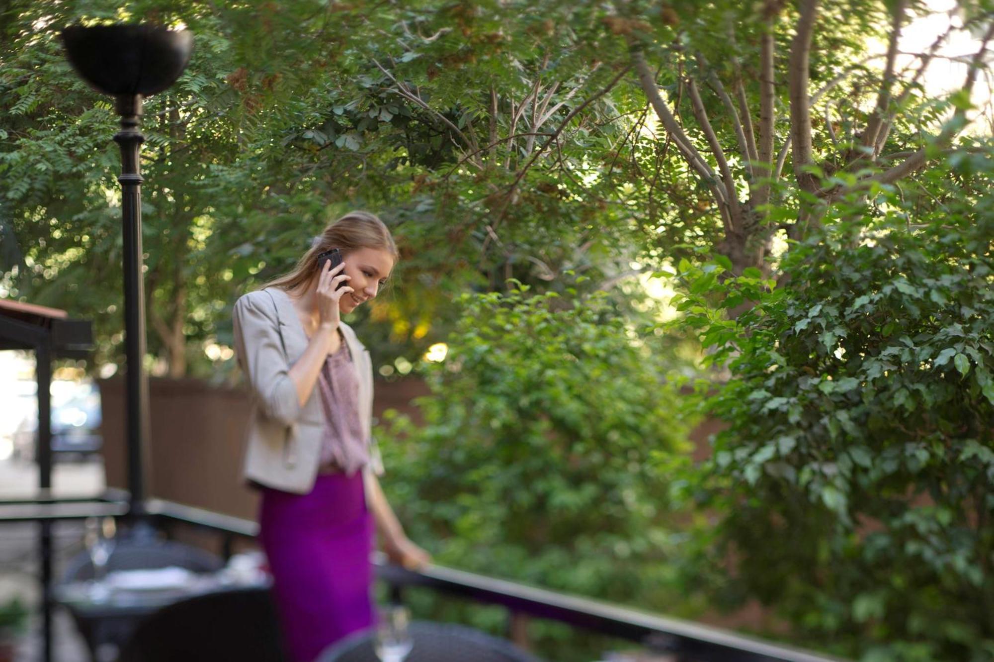 Hotel Radisson Blu Martinez Bejrút Exteriér fotografie A woman on a mobile phone