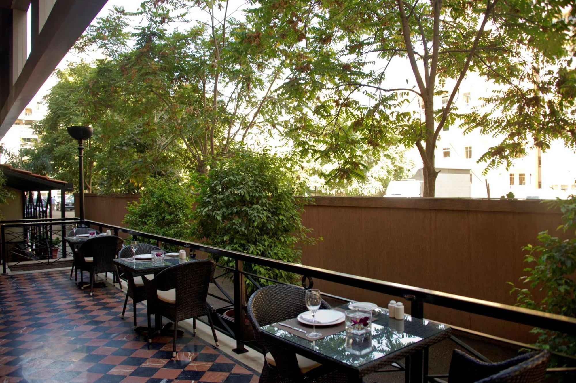 Hotel Radisson Blu Martinez Bejrút Exteriér fotografie The terrace of the restaurant